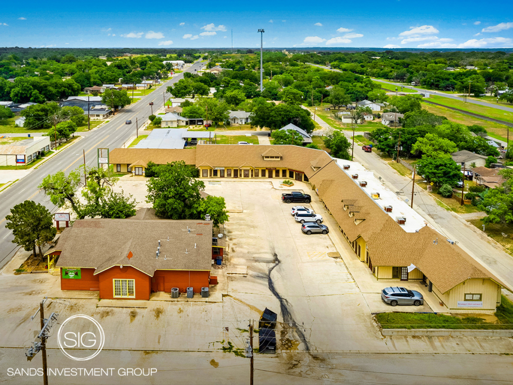 Depot Shopping Center | Devine, TX